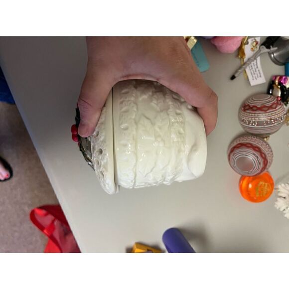 Porcelain Holly and Berries Trinket Box Lidded - Picture 3 of 4